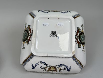 GIEN.
Coupe sur talon en faïence polychrome...