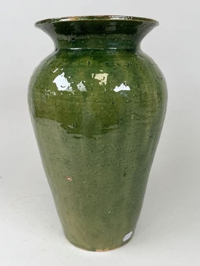 Important vase en grès émaillé sur fond vert.
Marque...