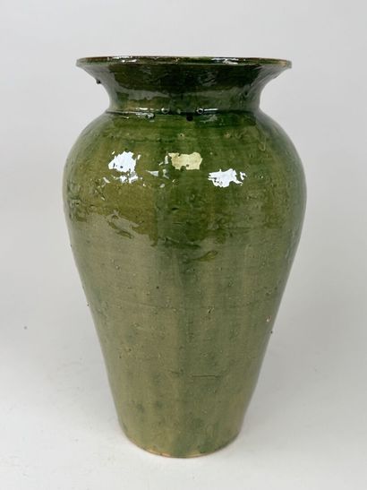 Important vase en grès émaillé sur fond vert.
Marque...