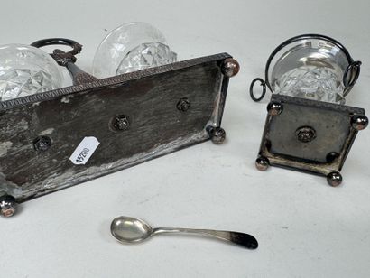 Lot en métal argenté et cristal taillé comprenant:
-...