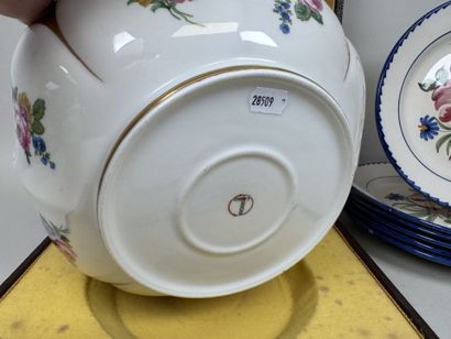 Lot en porcelaine et faïence polychrome comprenant...