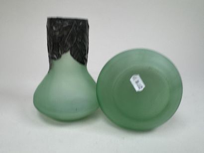 Paire de petits vases en verre coloré vert,...