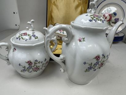 Lot en porcelaine et faïence polychrome comprenant...