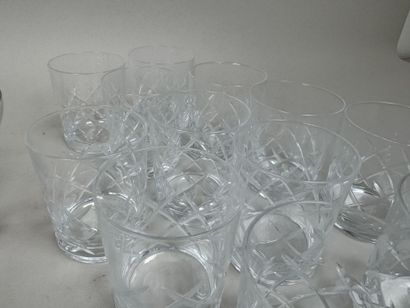 Série de 12 verres gobelets en cristal à...