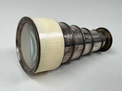 Petite longue-vue en métal, ivoirine et verre...