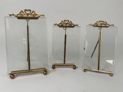 Trois cadres porte-photos en verres biseautés...
