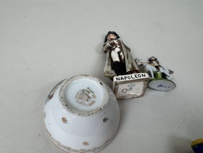 Lot en faïence et porcelaine polychrome comprenant...