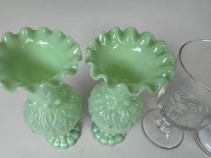 Lot comprenant :
- paire de vases en verre...