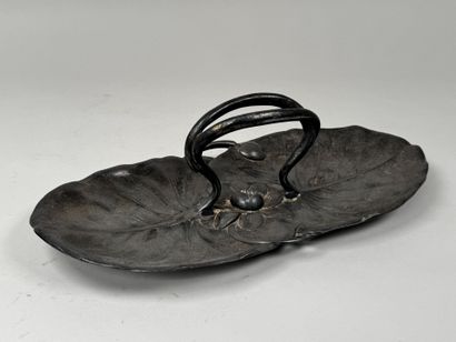 GALLIA.
Coupe en métal argenté à décor de...