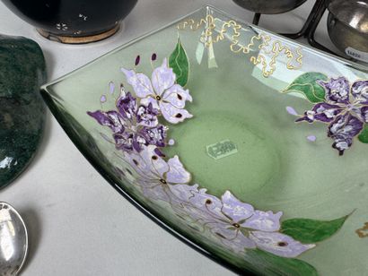 Lot comprenant :
- grande bouteille en verre...