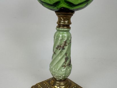 Lampe à pétrole en faïence polychrome et...