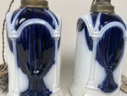 Paire de pieds de lampe en porcelaine bleu...
