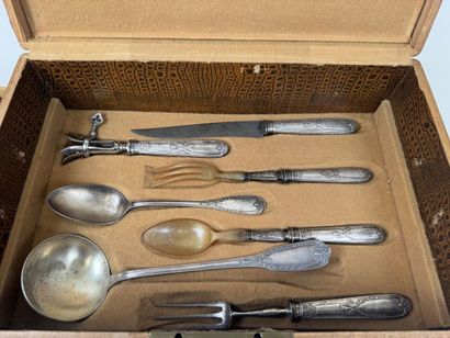 Partie de ménagère en métal argenté comprenant...