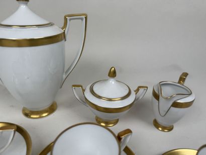 HEINRICH.
Partie de service à café en porcelaine...