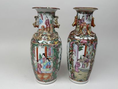 CHINE, CANTON, XXe.
Deux vases en porcelaine...