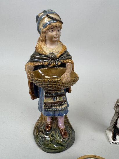 Lot en faïence et porcelaine polychrome comprenant...