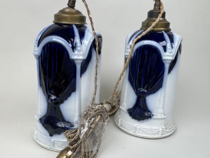 Paire de pieds de lampe en porcelaine bleu...