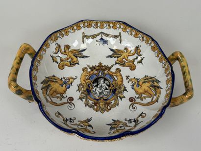 GIEN.
Légumier à deux prises en faïence polychrome...
