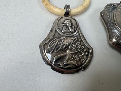 Deux poudriers et un hochet d'enfant en argent...