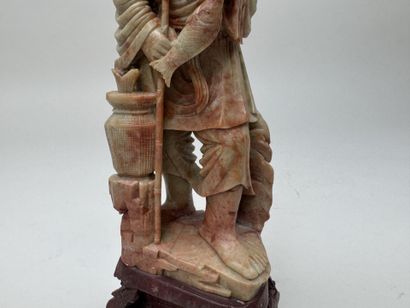 CHINE, XXe.
Pêcheur.
Sujet en pierre de lard...