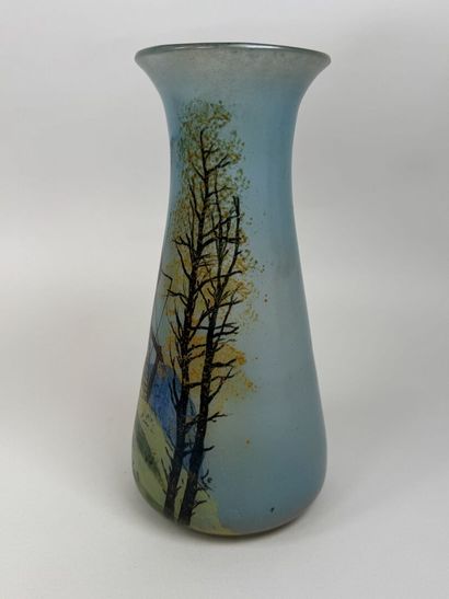 Vase en verre coloré à décor peint d'un paysage...