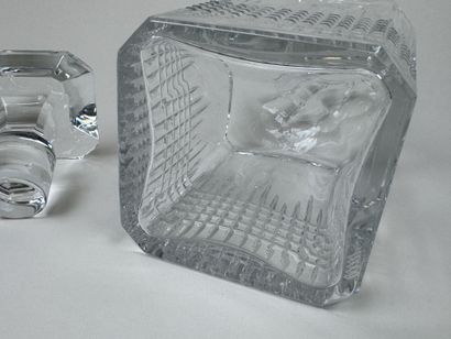 BACCARAT.
Carafe à whisky en cristal taillé.
Estampillée.
H....