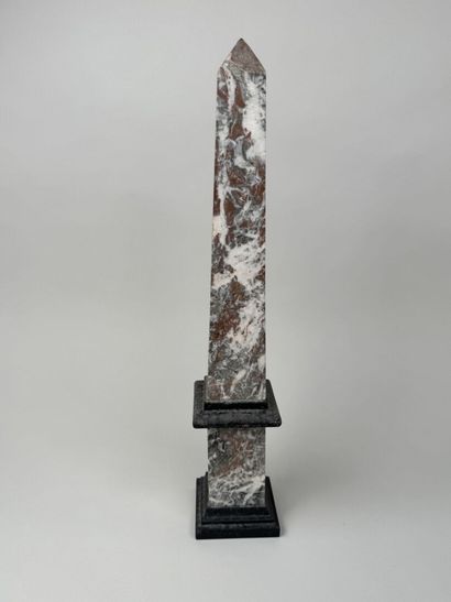 Obélisque en marbre veiné.
H. 43,5 cm.
