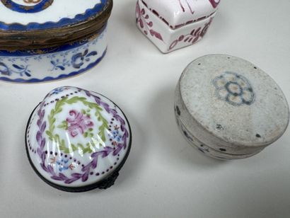 Collection de 10 petites boites ou piluliers...