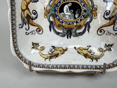 GIEN.
Coupe sur talon en faïence polychrome...