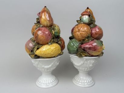 Paire de corbeilles à fruits en faïence polychrome.
Travail...