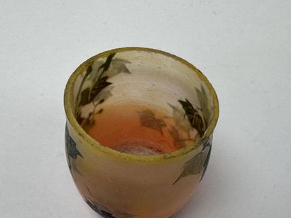 PEYNAUD, XXe.
Petit vase en verre à décor...
