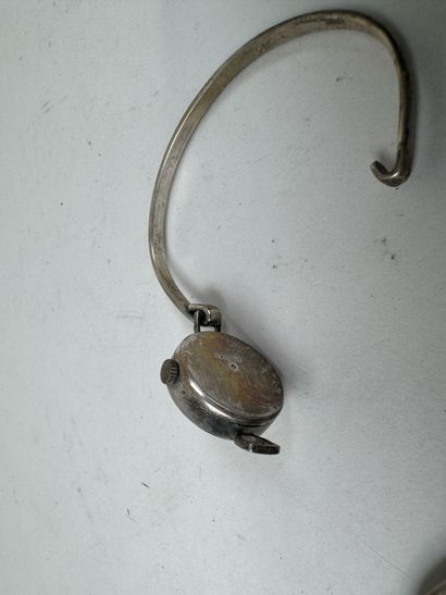 lot en argent comprenant:
- un bracelet avec...
