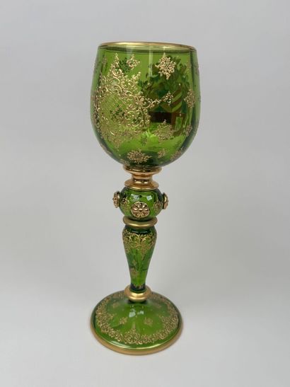 Verre calice en cristal coloré à décor émaillé...