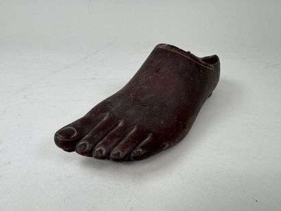 Sabot en bois sculpté en forme de pied.
L....