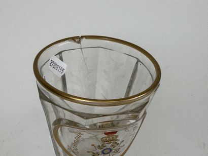 Verre à pied en verre moulé rehaussé à l'or...