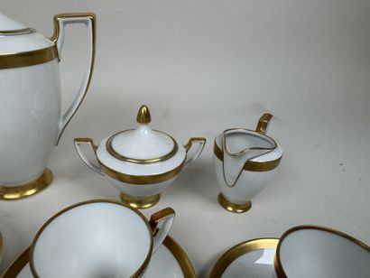 HEINRICH.
Partie de service à café en porcelaine...