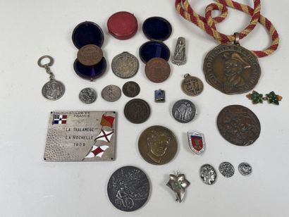 Lot d'une vingtaine de médailles, pièces...