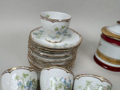 Lot en faïence et porcelaine polychrome et...