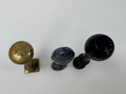 Trois sceaux à cacheter en bronze, métal...
