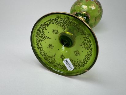 Verre calice en cristal coloré à décor émaillé...