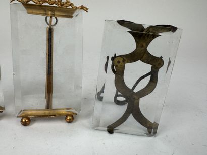 Trois cadres porte-photos en verres biseautés...