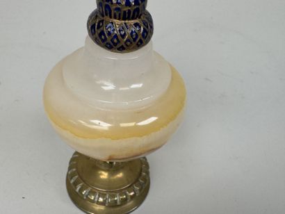 Petit vase soliflore en albâtre et bronze,...