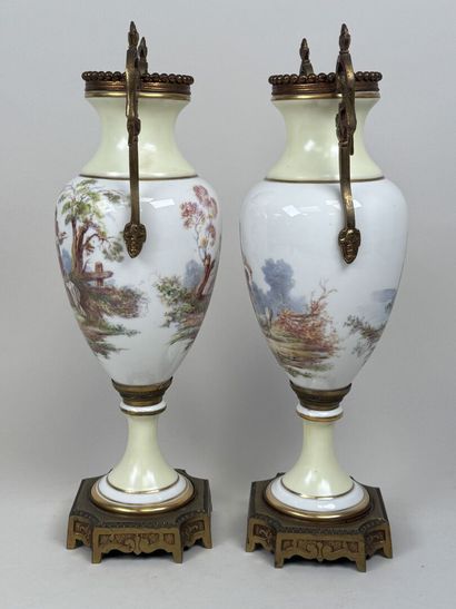 Paire de vases en porcelaine polychrome et...