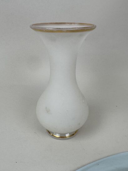DESVRES.
Grand plat en faïence polychrome...