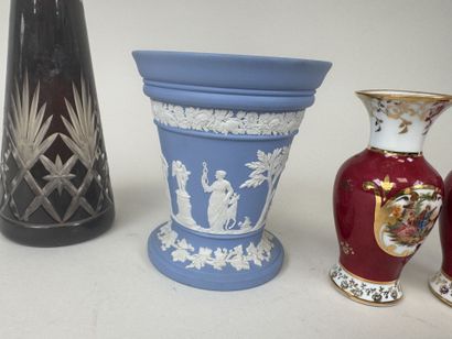Lot comprenant :
-WEDGWOOD.
Pique-fleurs...