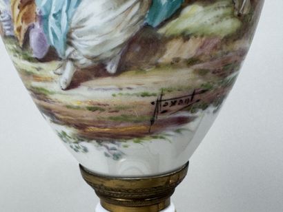 Paire de vases en porcelaine polychrome et...