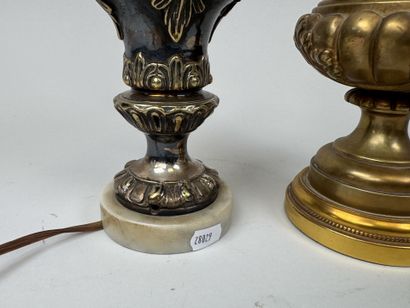Deux pieds de lampe en bronze doré et argenté...