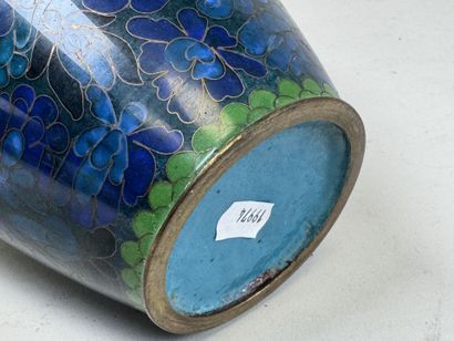 ASIE, XXe.
Vase balustre en laiton cloisonné...