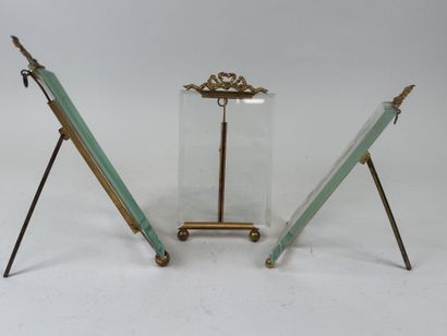 Trois cadres porte-photos en verres biseautés...