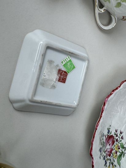 Lot en faïence et porcelaine polychrome et...